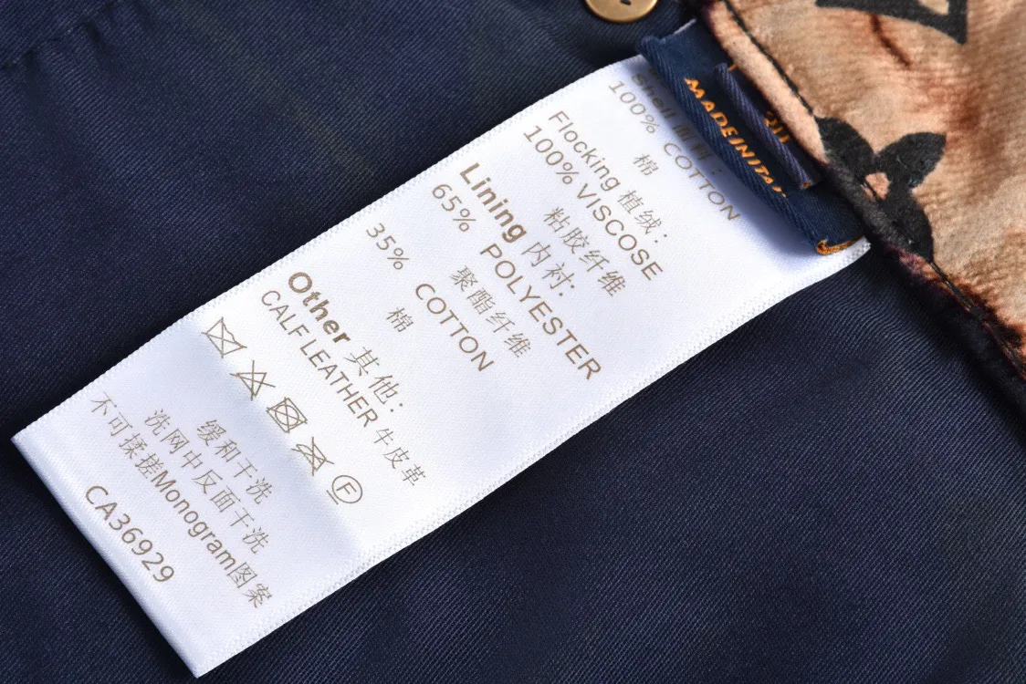 🅿️860 1v 24SS Huoshaoyun flocked denim trousers. The original price is 28,000. The fabric is made of twill weave jacquard flocked denim. The texture is thick and the twill texture and clear lines have been properly processed. The fabric is custom-dyed and spun yarn is flocked, with the classic presbyopia pattern throughout. The entire piece of garment is cut using infrared laser positioning. The body is cut by hand to match the pattern. The pieces are cut and positioned to match the pattern. The entire width of the garment is fixed with single-needle embroidery in thick lines. From the waistband, trouser pockets, and pockets, all are made to high-end sewing standards, and multiple processes are exclusively developed and customized, resulting in huge fabric losses. Each piece is made by a master with rich washing experience. He uses gauze to dip acrylic paint and apply it evenly on the flocking surface by hand according to the original positioning method. The dyeing time is controlled, and the scrap rate of defective products is extremely high. Each large piece presents a unique fire cloud effect. Size:30-32-34-36